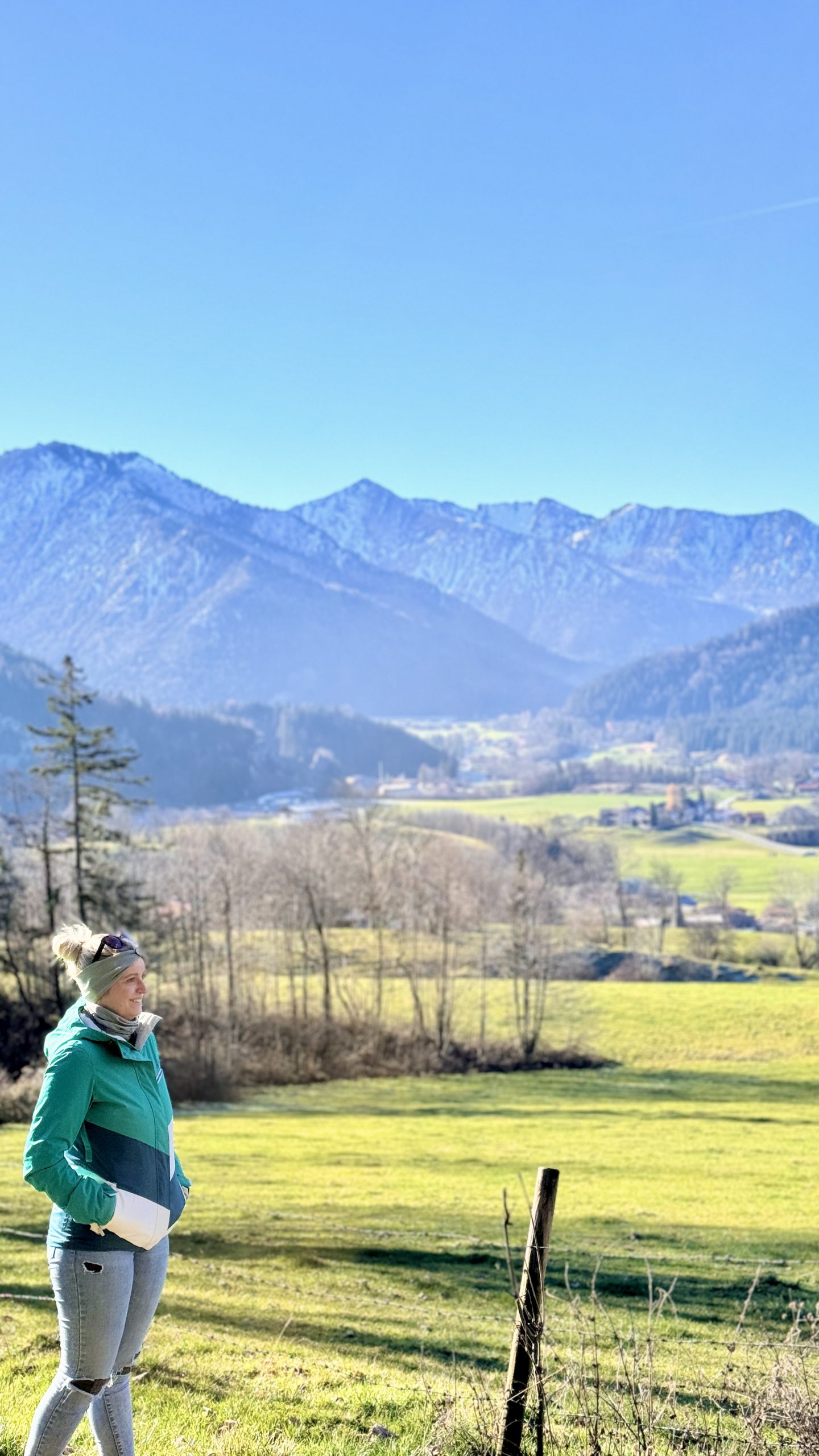 Praxis digitalisieren für Therapeutinnen, Isabell steht vor Bergen