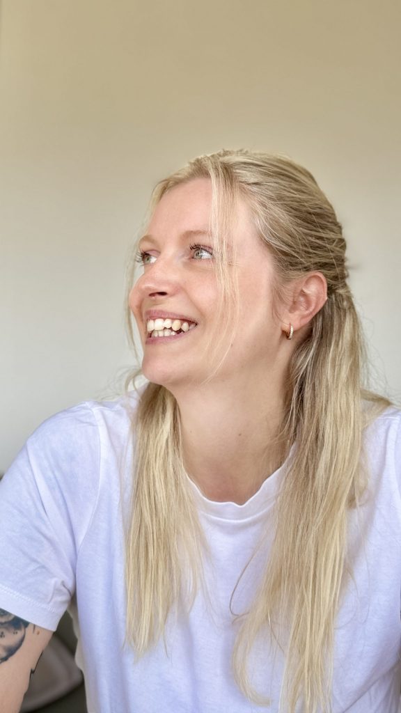 Isabell Ziegler von Isabell Consulting schaut zur Seite